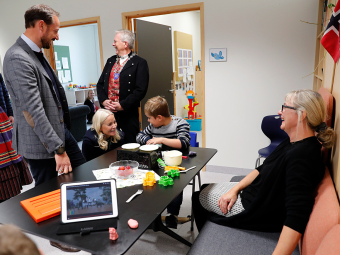 Kronprinsparet snakkar med Reodor Bruland (6) og Heidi Jevnheim under besøket på Skjåk barne- og ungdomsskule. Foto: Stian Lysberg Solum / NTB scanpix
